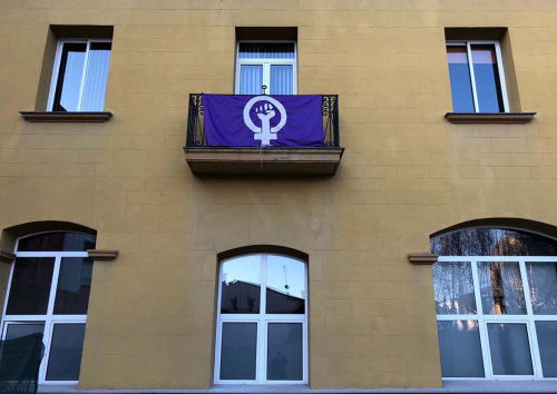 Façana de l'Ajuntament, amb la bandera feminista