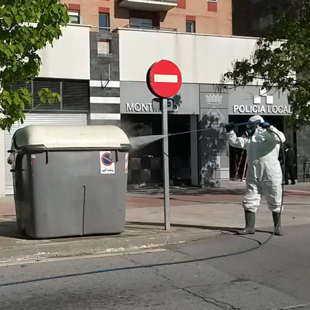 Desinfecció de contenidors de resius a Montmeló